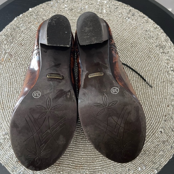 Used excellent condition. Spring.  block heel. Love these vintage vibe shoes! - Picture 5 of 5